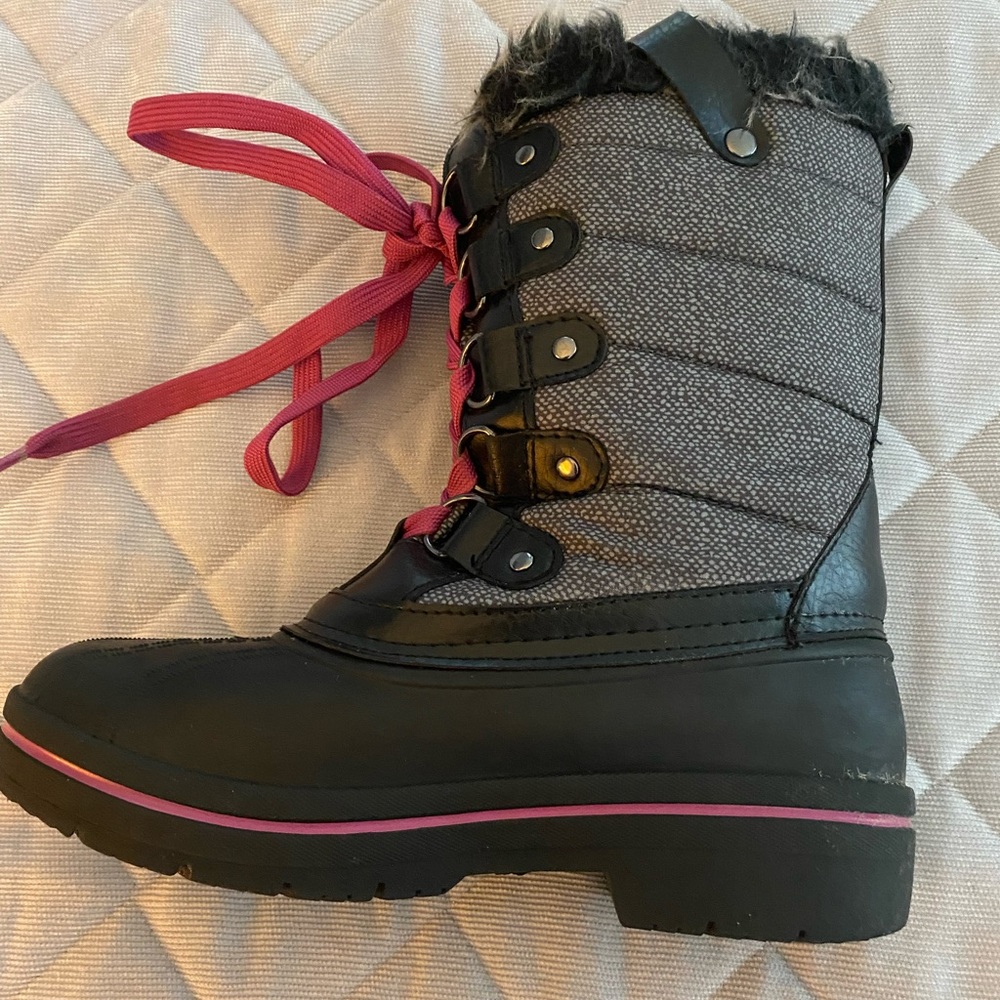 Girls snow boots. Size 4. Quest brand